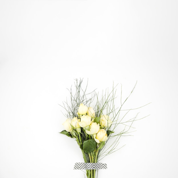 Photo gratuite bouquet de roses blanches
