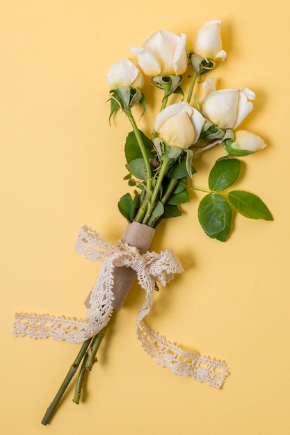 Photo gratuite bouquet de roses blanches