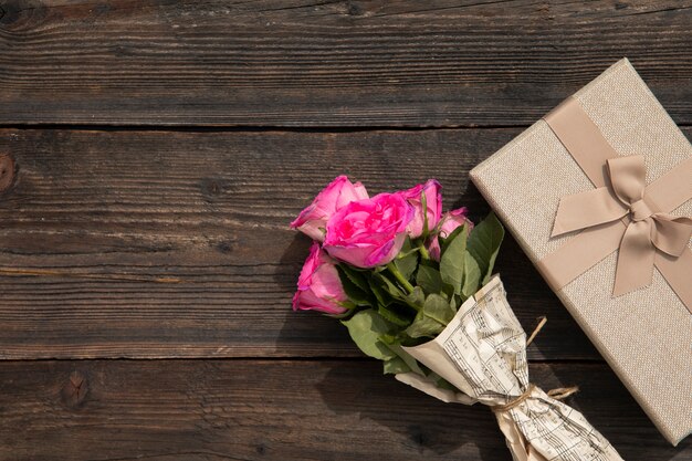 Bouquet de roses et cadeau élégant