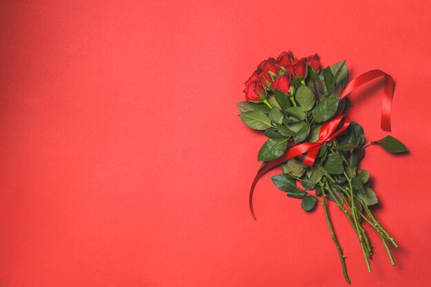 Bouquet de roses sur fond rouge