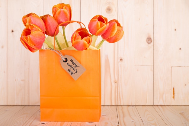 Photo gratuite bouquet de roses en sac et étiquette de la fête des mères