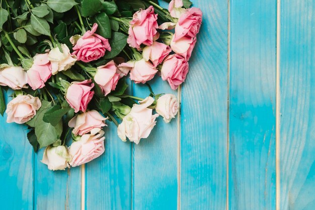 Bouquet de roses sur la table