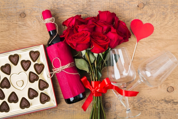 Photo gratuite bouquet de roses et de vin savoureux