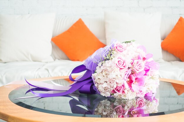 Bouquet sur une table en verre