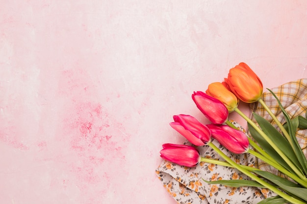 Bouquet de tulipes sur châles