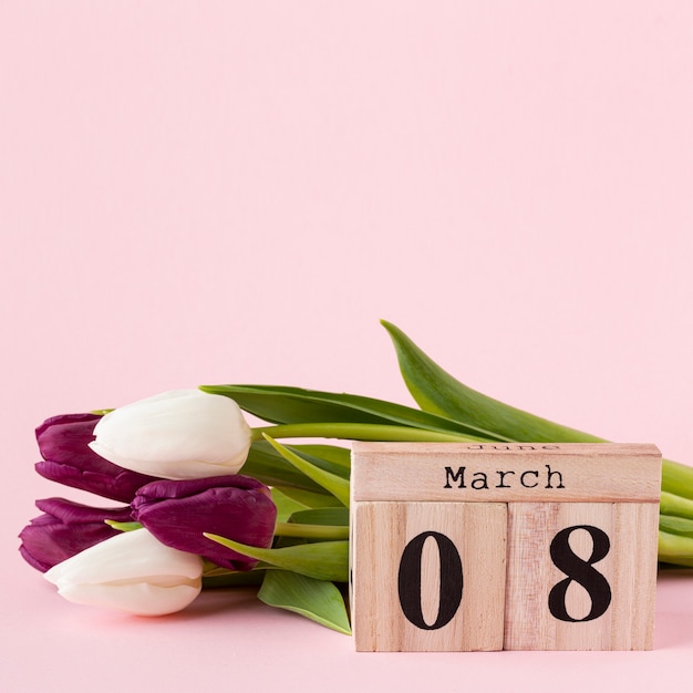 Photo gratuite bouquet de tulipes avec lettrage du 8 mars