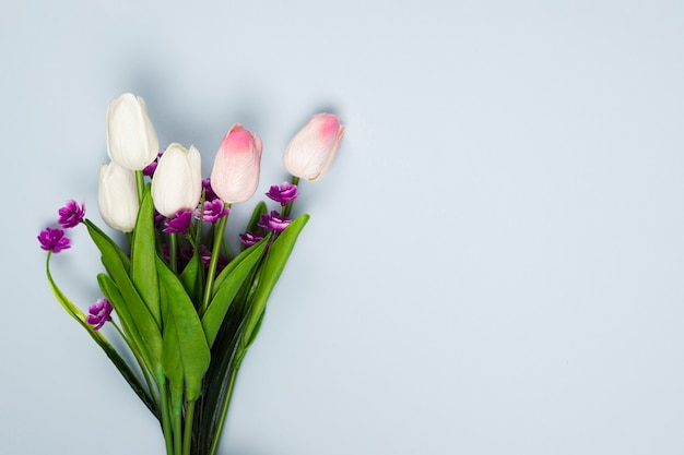 Bouquet de tulipes vue de dessus avec copie-espace