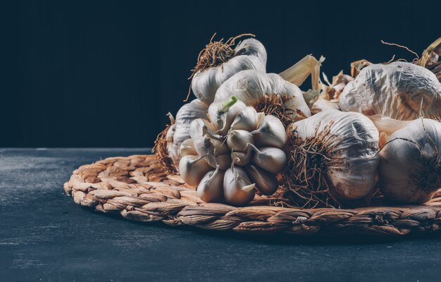 Bouquets d'ail sur une vue latérale du dessous de plat