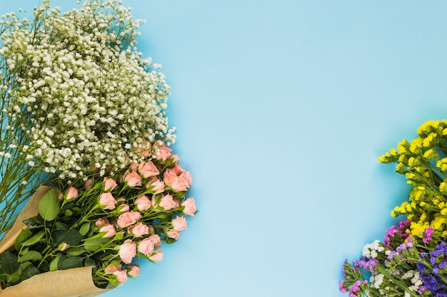 Bouquets de fleurs colorées sur fond bleu