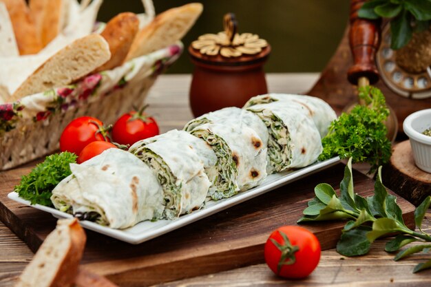 bourak turc couches de pains plats enveloppés d'herbes fraîches et de fromage