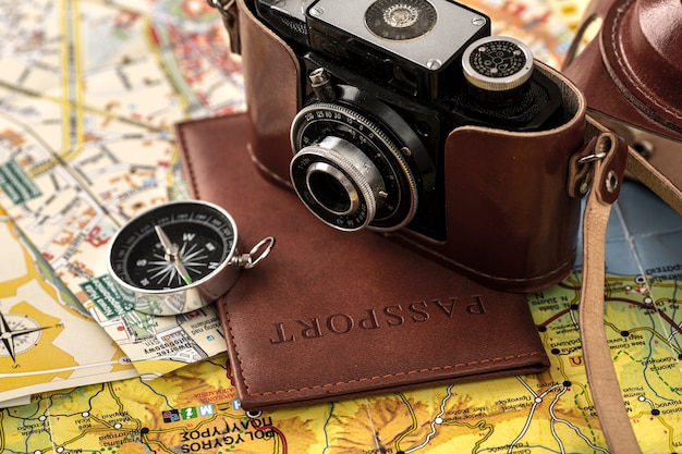 Boussole et passeport sur carte grand angle