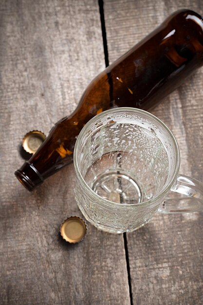 Bouteille de bière brun foncé ouverte