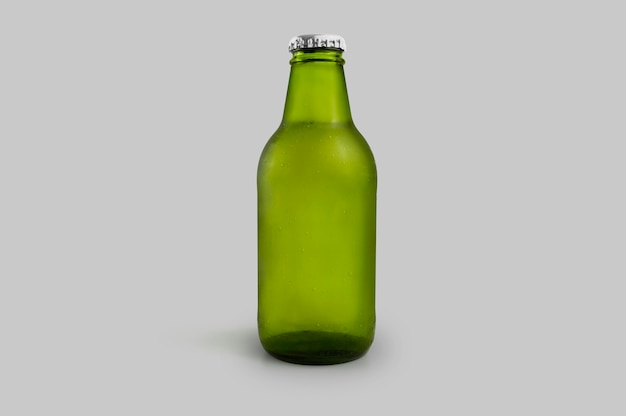 Bouteille de bière verte froide isolée