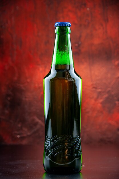 Bouteille de bière verte vue de face