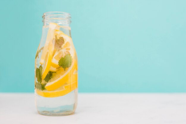 Bouteille de boisson au citron