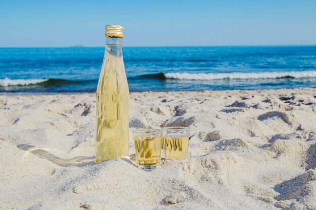 Bouteille avec boisson et deux coups