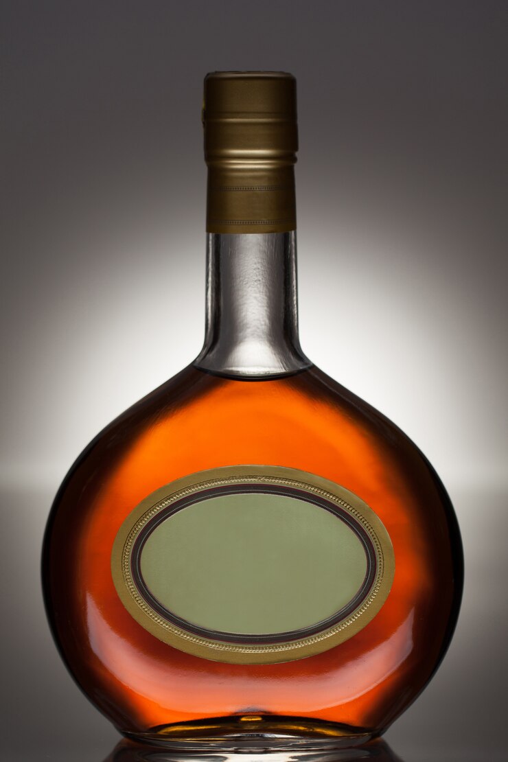 Photo gratuit bouteille de brandy en bouteille ovale