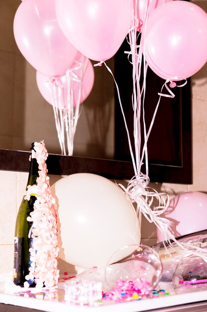 Bouteille, champagne, confettis, rose, ballons, bureau