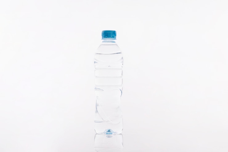 Photo gratuit bouteille d'eau en plastique
