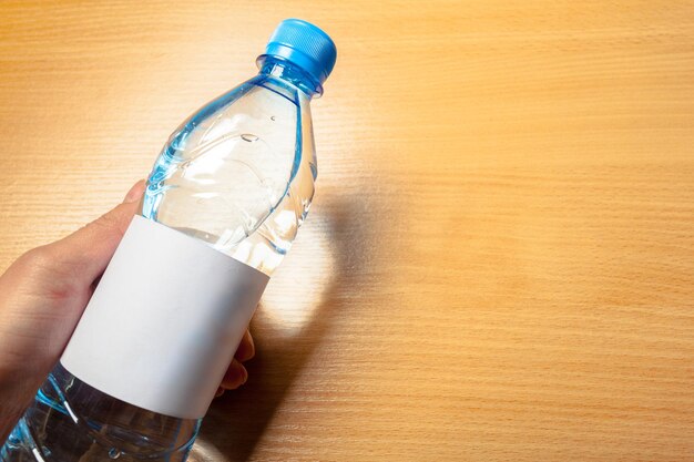 Bouteille d'eau sur la table en bois