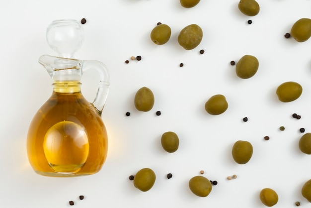 Photo gratuite bouteille d'huile d'olive aux olives next