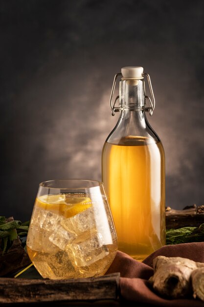 Bouteille de kombucha et nature morte au verre