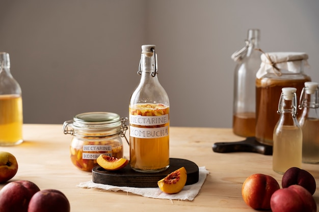 Photo gratuite bouteille de kombucha nectarine savoureuse avec étiquette