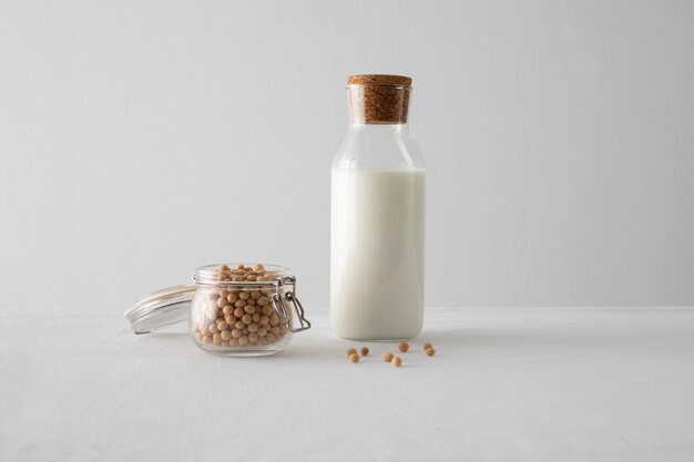 Bouteille de lait et arrangement de pois chiches