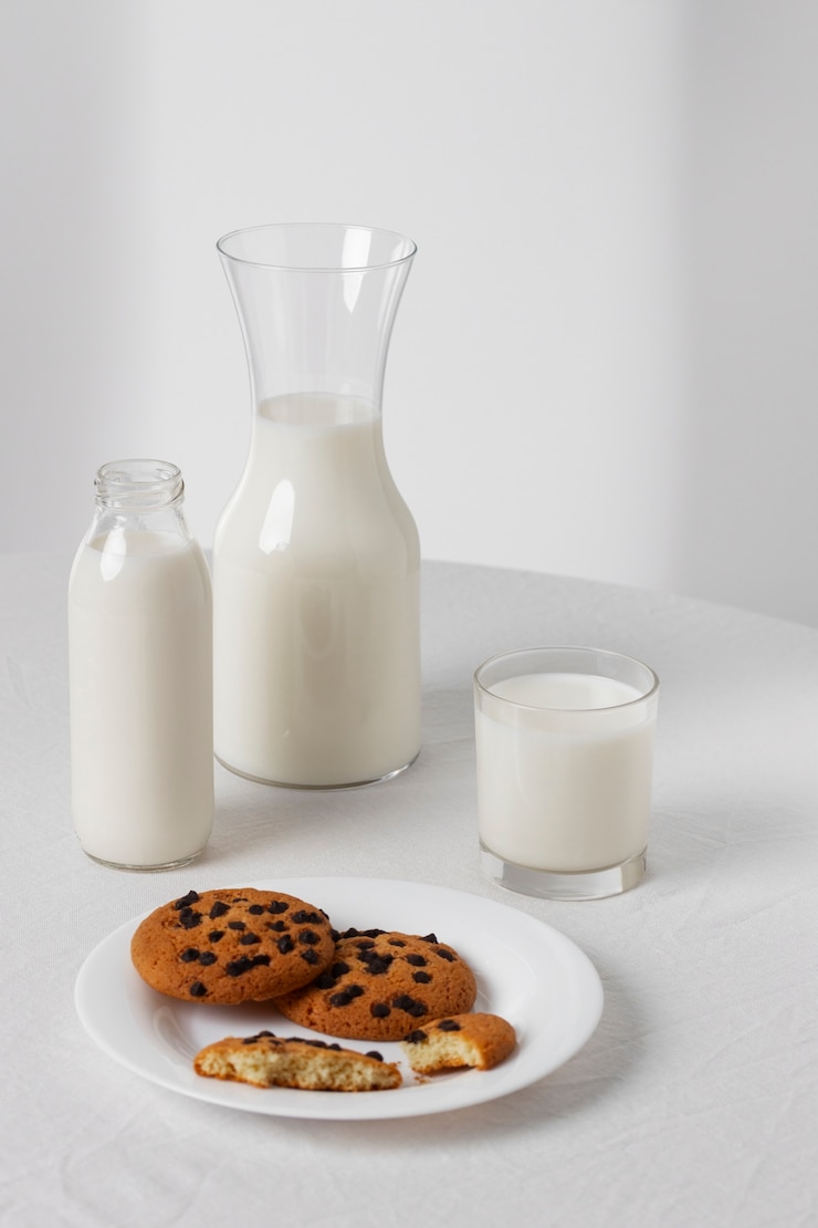 Photo gratuit bouteille de lait avec des biscuits sucrés