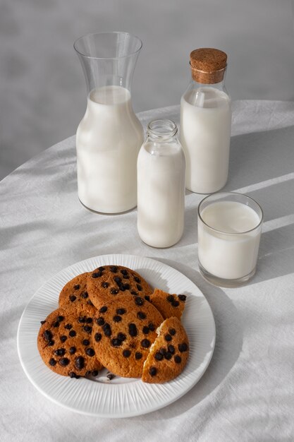 Bouteille de lait avec des biscuits sucrés