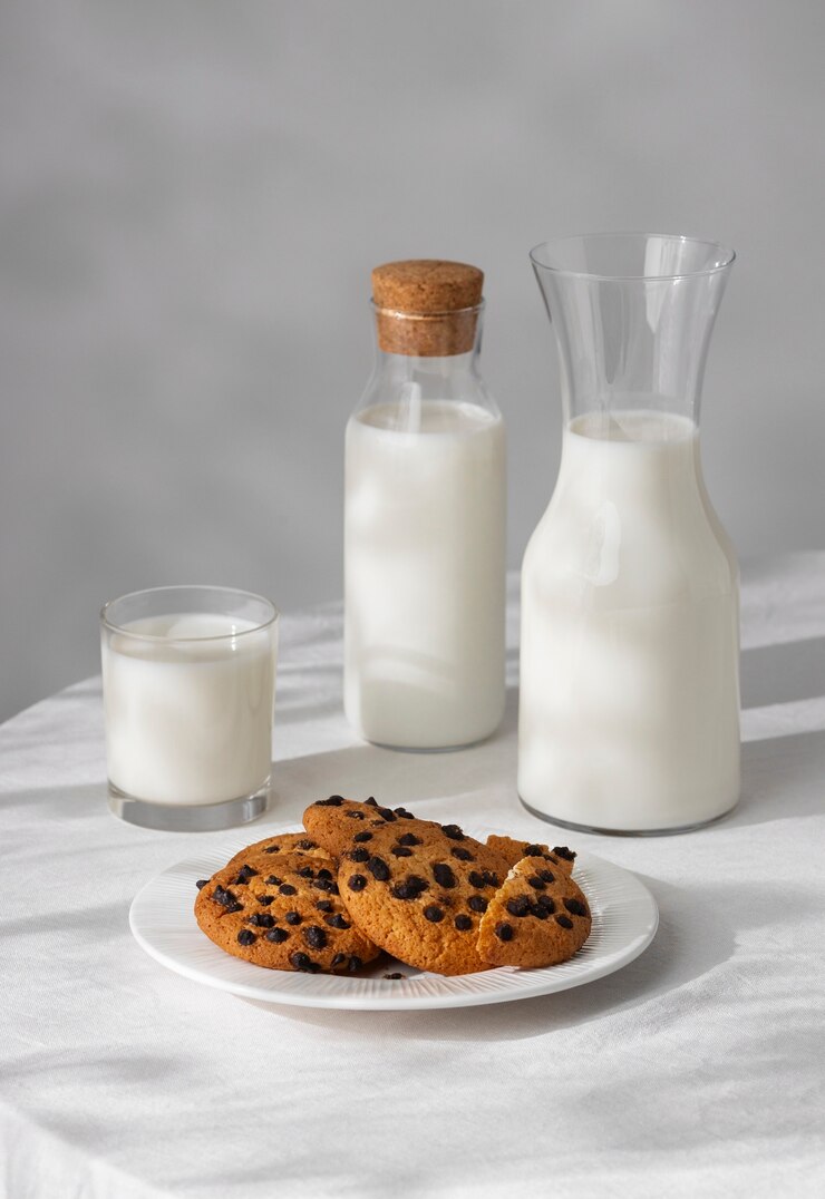 Photo gratuit bouteille de lait avec des biscuits sucrés