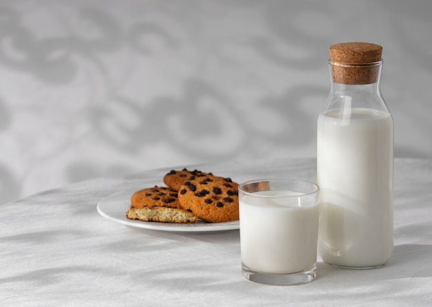 Bouteille de lait avec des biscuits sucrés