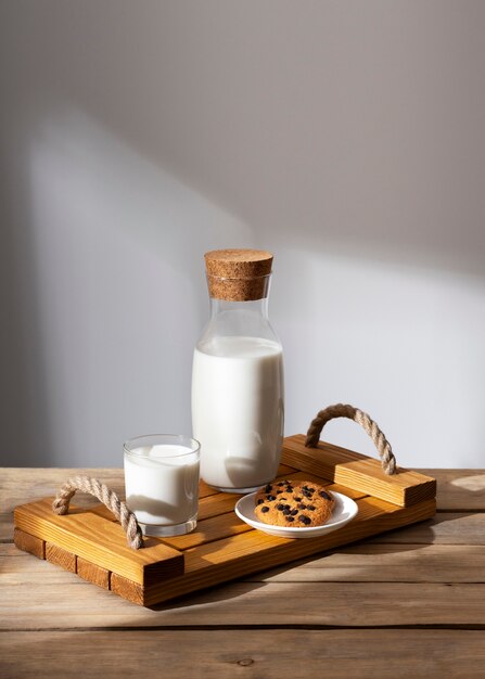 Bouteille de lait avec des biscuits sucrés