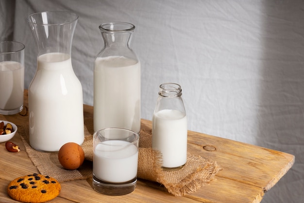 Bouteille de lait avec des biscuits sucrés