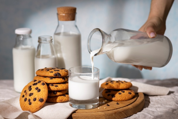 Photo gratuit bouteille de lait avec des biscuits sucrés