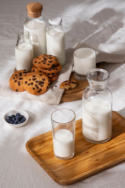 Bouteille de lait avec des biscuits sucrés