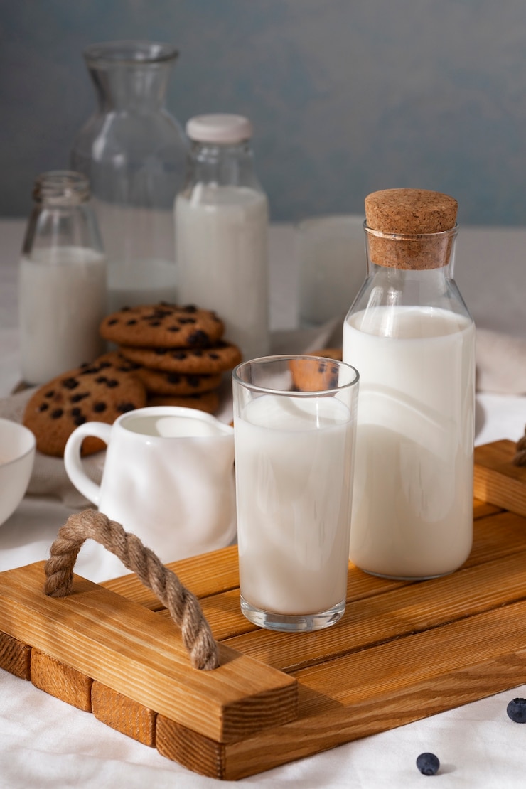Photo gratuit bouteille de lait avec des biscuits sucrés