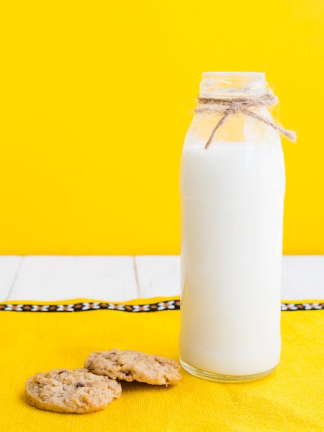 Photo gratuite bouteille de lait et biscuits