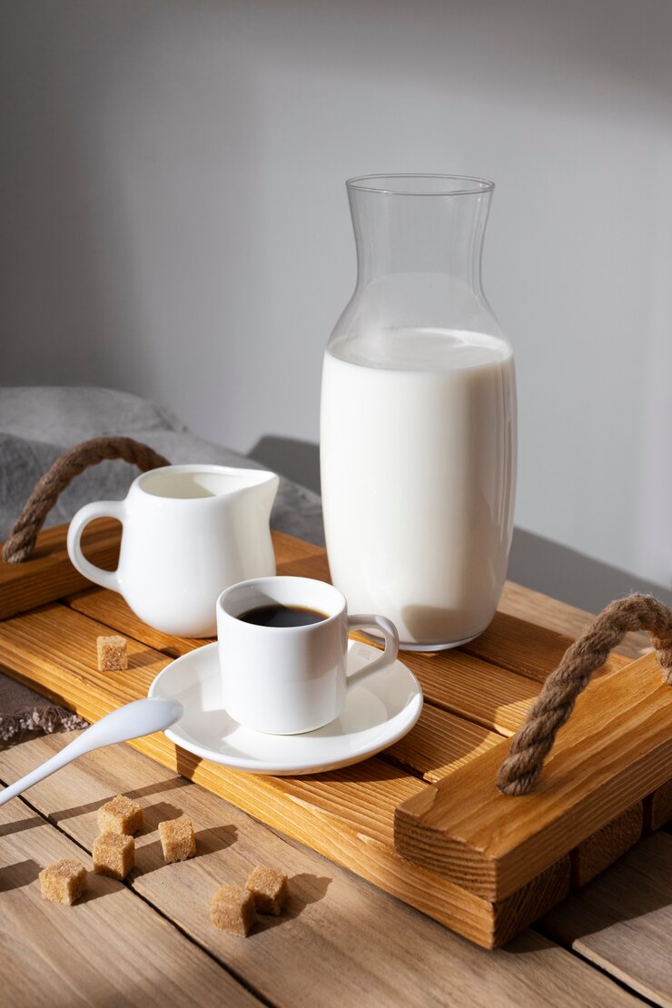 Photo gratuit une bouteille de lait avec du café.