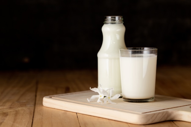 Bouteille de lait frais et verre