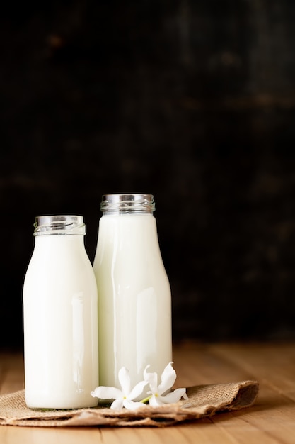 Photo gratuite bouteille de lait frais et verre