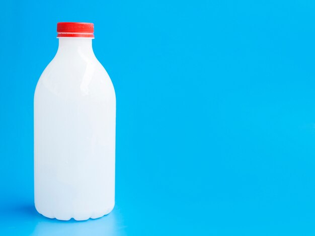 Bouteille de lait avec lèvre rouge