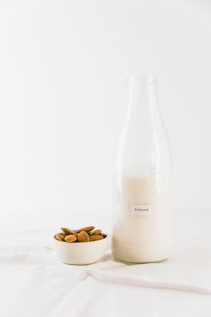 Bouteille de lait et noix