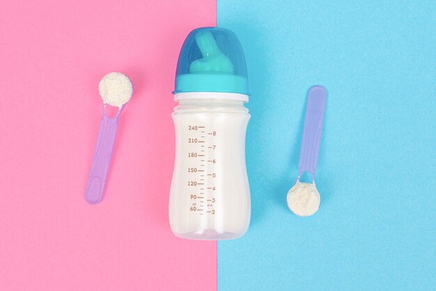 Banniere Avec Du Lait En Poudre Pour Bebe Dans Une Cuillere Doseuse Pres De Biberons Sur Bleu Photo Premium