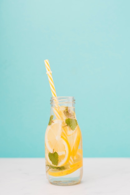 Bouteille de limonade vue de dessus avec de la paille