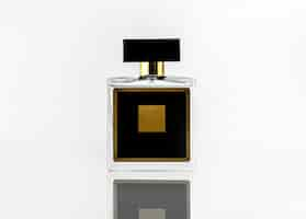 Photo gratuite une bouteille de parfum noir vue de face avec un design jaune isolé sur le mur blanc