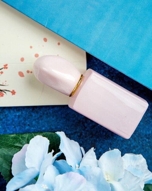 Bouteille de parfum rose sur la table