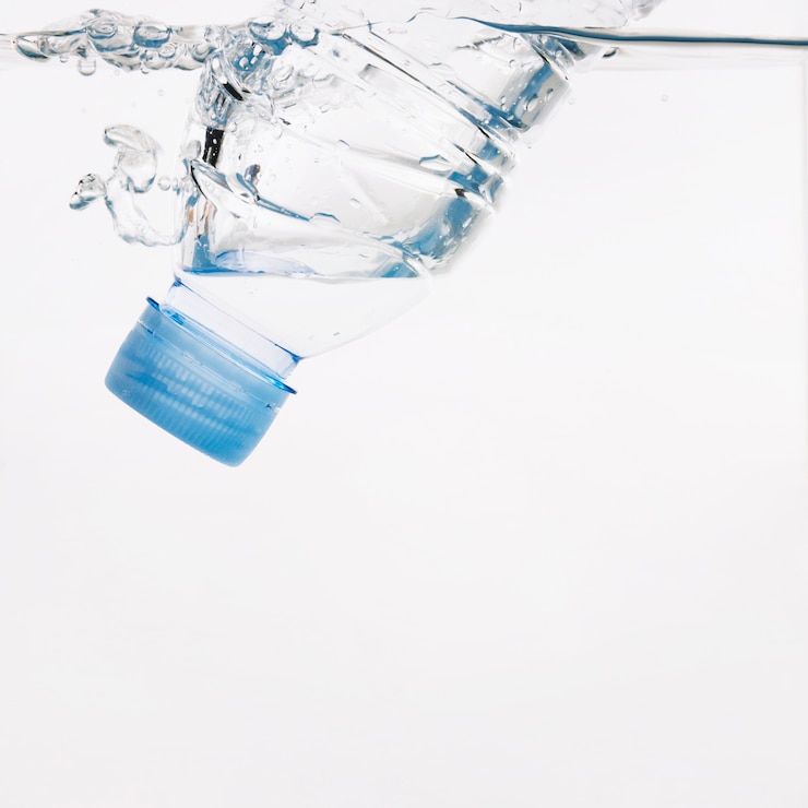 Photo gratuit bouteille en plastique dans l'eau