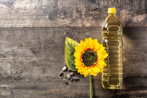 Bouteille en plastique d'huile de tournesol sur table en bois