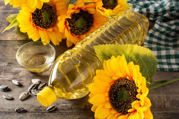 Bouteille en plastique d'huile de tournesol sur table en bois